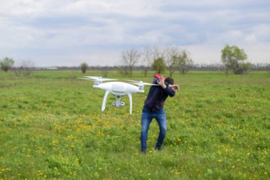 Bir adam kendini bir dron ile bir çarpışma dan gizler. Quadrocopter 