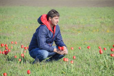 Lale alan bir ceket bir adam. Glade ile Lale