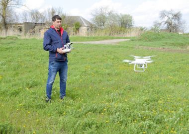 Bir adam elinde bir uzaktan kumanda ile. Uçak uçuş kontrolü. Hayalet