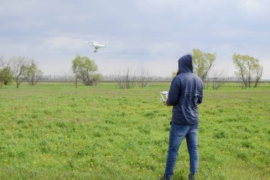 Bir adam elinde bir uzaktan kumanda ile. Uçak uçuş kontrolü. Hayalet.