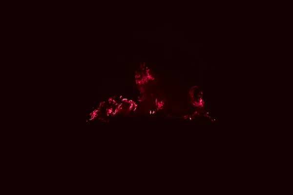 晚上烧稻草 一团深红色的火焰 — 图库照片