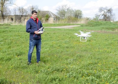 Alanın yanındaki Krasnodar, Rusya Federasyonu - 15 Nisan 2017: bir adam elinde bir uzaktan kumanda ile. Uçak uçuş kontrolü. Hayalet.