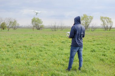 Alanın yanındaki Krasnodar, Rusya Federasyonu - 15 Nisan 2017: bir adam elinde bir uzaktan kumanda ile. Uçak uçuş kontrolü. Hayalet.