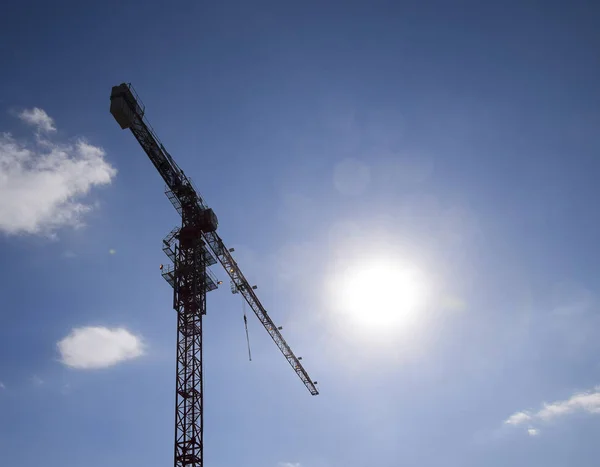 Construcción Una Casa Nueva Torre Construcción Grúa Contra Cielo Azul — Foto de Stock