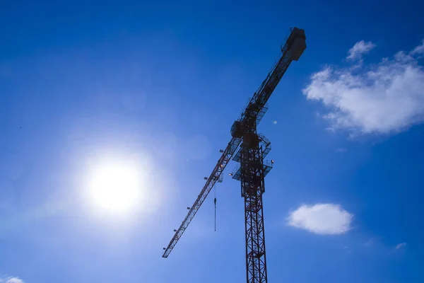 Torre Construcción Grúa Contra Cielo Azul Sol Construcción Nuevos Edificios — Foto de Stock