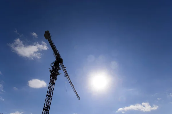Turmbaukran Gegen Blauen Himmel Und Sonne Bau Von Neubauten Mit — Stockfoto