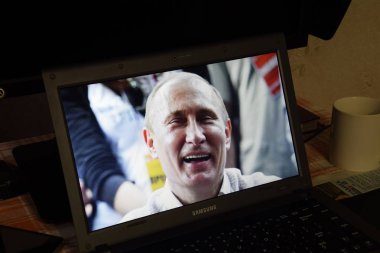 Rusya, Poltavskaya köyü - Mart 24, 2018: Rusya Devlet Başkanı Vladimir Putin dizüstü bilgisayar ekranında. Açıklayıcı yazı işleri.