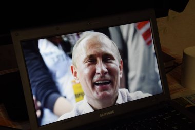 Rusya, Poltavskaya köyü - Mart 24, 2018: Rusya Devlet Başkanı Vladimir Putin dizüstü bilgisayar ekranında. Açıklayıcı yazı işleri.