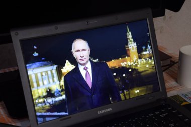 Rusya, Poltavskaya köyü - Mart 24, 2018: Rusya Devlet Başkanı Vladimir Putin dizüstü bilgisayar ekranında. Açıklayıcı yazı işleri.