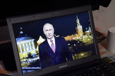 Rusya, Poltavskaya köyü - Mart 24, 2018: Rusya Devlet Başkanı Vladimir Putin dizüstü bilgisayar ekranında. Açıklayıcı yazı işleri.