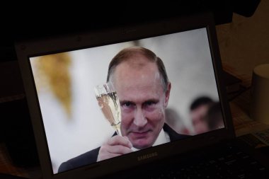 Rusya, Poltavskaya köyü - Mart 24, 2018: Rusya Devlet Başkanı Vladimir Putin dizüstü bilgisayar ekranında. Açıklayıcı yazı işleri.