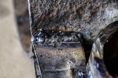 Parçalar kaynak çubuklar elektrik kaynak tarafından rafları. Öğütme makineleri ve kaynak kullanım izleri.