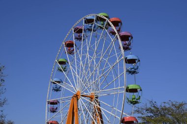 Dönme dolap. Şehir Parkı içinde dönme dolap. Dönme dolap yolcuları için koltuk