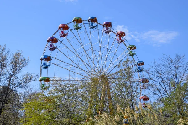 Grande roue. Grande roue dans le parc de la ville. Sièges pour passagers sur la roue ferris — Photo