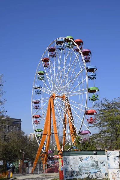 Grande roue. Grande roue dans le parc de la ville. Sièges pour passagers sur la roue ferris — Photo