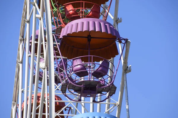 Ferris wheel. Ferris wheel in the city park. Seats for passengers on the ferris wheel — Stock Photo, Image