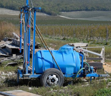 Gübre ve tarım ilaçları püskürtme için mavi plastik tank. Makine bağ bakımı için