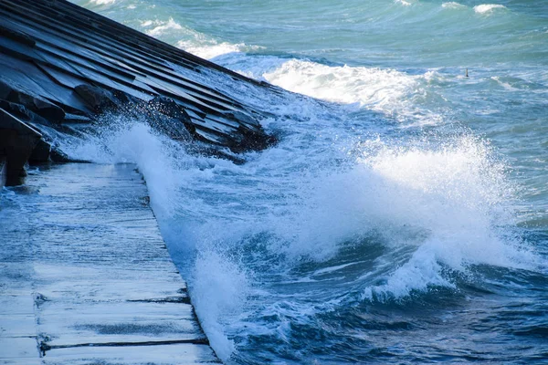 波浪在混凝土海滨长廊上飞溅 石步到海 — 图库照片
