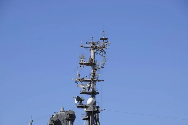 Nave de guerra mástil. Los pararrayos y datos de onda corta y onda larga de la antena. Servicio marítimo —  Fotos de Stock