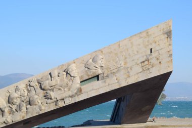 Novorossiysk, Rusya - 29 Eylül 2017: Novorossiysk, Naberezhnaya St. Amiral Serebryakova, memorial kompleksi Malaya Zemlya. Üçgen bir anıt ve bir kısma askerlerin.