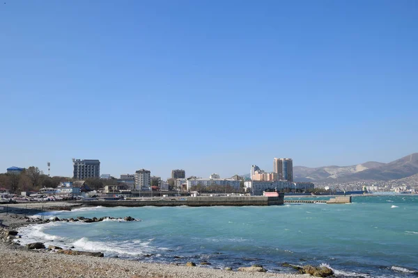 Puerto deportivo y muelle de Novorossiysk. Paisaje urbano de la ciudad portuaria —  Fotos de Stock