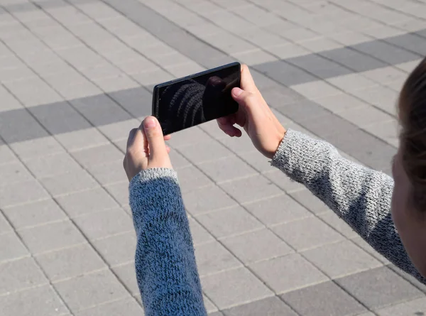 Smartphone Jest Rękach Kobiety Komunikacja Pomocą Smartfona — Zdjęcie stockowe