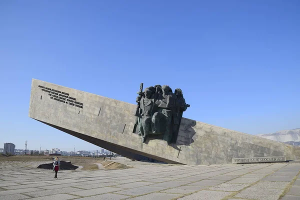 Novorossiysk, Naberezhnaya St. Amiral Serebryakova, memorial kompleksi Malaya Zemlya. Üçgen bir anıt ve bir kısma askerlerin. — Stok fotoğraf