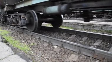 Bir yük treni hareketi. Tanklar raylar üzerinde. Trenin tekerlekler.