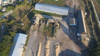 Hangar tahıl depolama için. Kurutma ve tahıl sinterleme için bir platform. Hasat tahıl.