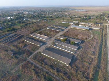 Sığır için eski bir çiftlik bina. Üstten Görünüm çiftliğin. Balya saman eski çiftlikte depolanmasını