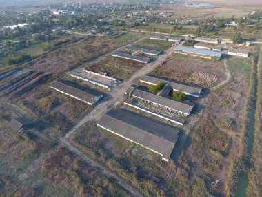 Sığır için eski bir çiftlik bina. Üstten Görünüm çiftliğin. Balya saman eski çiftlikte depolanmasını.