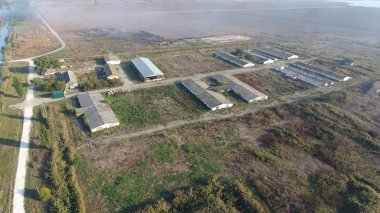 Sığır için eski bir çiftlik bina. Üstten Görünüm çiftliğin. Balya saman eski çiftlikte depolanmasını