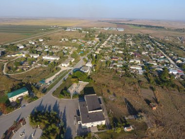 Köyün üst kısmından görüntüleyin. Evler ve bahçeler. Kırsal, rustik manzara. Hava fotoğrafçılığı