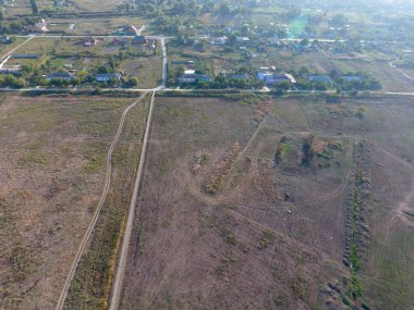 Köyün üst kısmından görüntüleyin. Evler ve bahçeler. Kırsal, rustik manzara. Hava fotoğrafçılığı