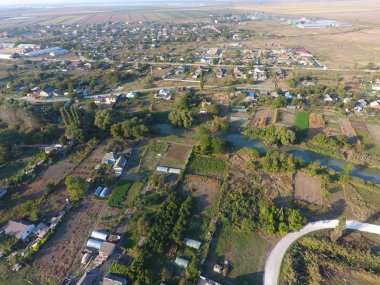 Köyün üst kısmından görüntüleyin. Evler ve bahçeler. Kırsal, rustik manzara. Hava fotoğrafçılığı