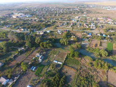 Köyün üst kısmından görüntüleyin. Evler ve bahçeler. Kırsal, rustik manzara. Hava fotoğrafçılığı