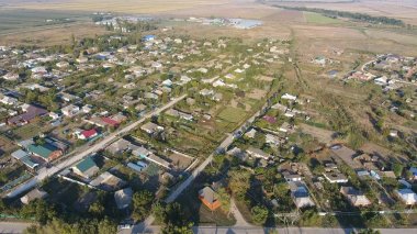 Köyün üst kısmından görüntüleyin. Evler ve bahçeler. Kırsal, rustik manzara. Hava fotoğrafçılığı