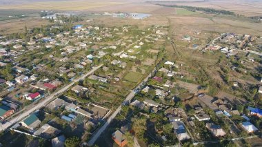 Köyün üst kısmından görüntüleyin. Evler ve bahçeler. Kırsal, rustik manzara. Hava fotoğrafçılığı