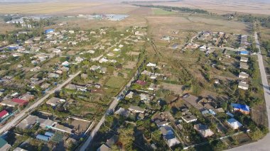 Köyün üst kısmından görüntüleyin. Evler ve bahçeler. Kırsal, rustik manzara. Hava fotoğrafçılığı