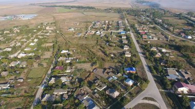 Köyün üst kısmından görüntüleyin. Evler ve bahçeler. Kırsal, rustik manzara. Hava fotoğrafçılığı