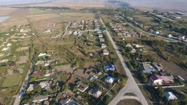 Köyün üst kısmından görüntüleyin. Evler ve bahçeler. Kırsal, rustik manzara. Hava fotoğrafçılığı