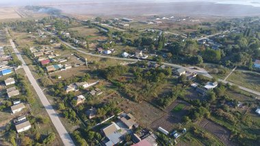 Köyün üst kısmından görüntüleyin. Evler ve bahçeler. Kırsal, rustik manzara. Hava fotoğrafçılığı
