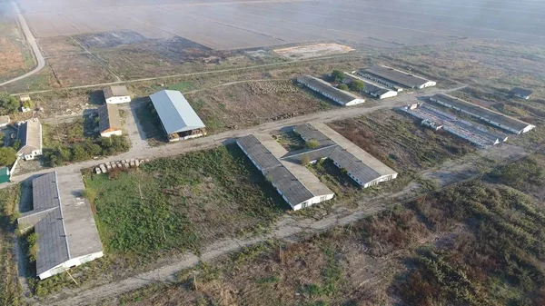 Den Bau eines alten Bauernhofes für Vieh. Blick von oben auf den Hof. Lagerung von Heuballen auf dem alten Hof — Stockfoto