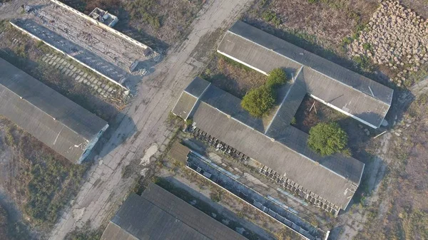 La construcción de una antigua granja para el ganado. Vista superior de la granja. Almacenamiento de fardos de heno en la antigua granja —  Fotos de Stock