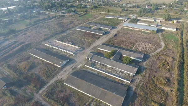 La construction d'une ancienne ferme pour le bétail. Vue sur la ferme. Stockage des balles de foin sur l'ancienne ferme — Photo