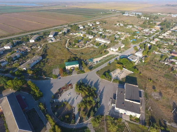 Vista desde la cima del pueblo. Casas y jardines. Campo, paisaje rústico. Fotografía aérea — Foto de Stock