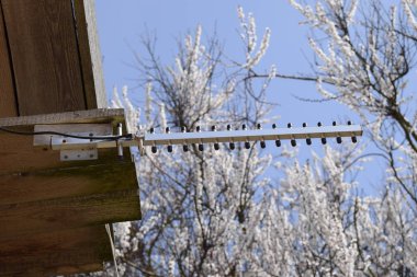 Ana istasyondan gelen sinyali güçlendirmek için Yagi 3G anteni..