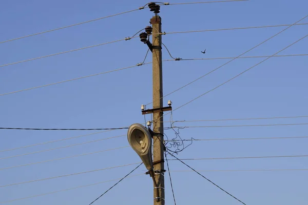 Power Line Post Lampou Pouličního Osvětlení Modrá Obloha — Stock fotografie