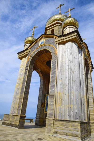 Capela ortodoxa numa colina. Tabernáculo na aldeia cossaca de Ataman. As escadas que conduzem à capela — Fotografia de Stock