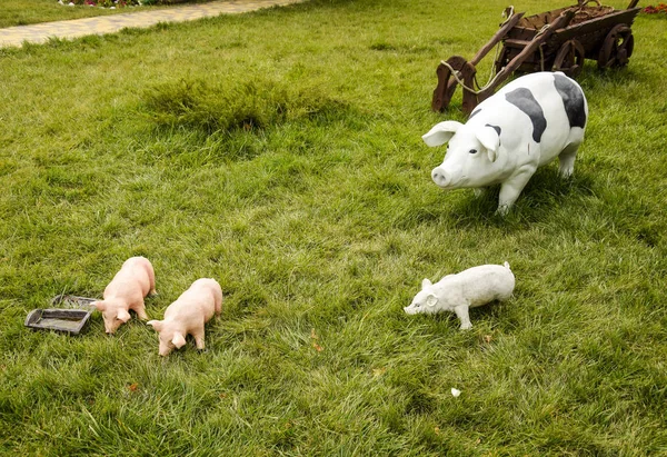 Cerdo de juguete plástico. Figuras cerdos en el césped — Foto de Stock